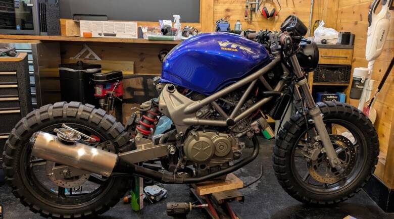 【VTR250】シートレール（サブフレーム）の変更イメージで劇的にカフェレーサーに変更できる？？